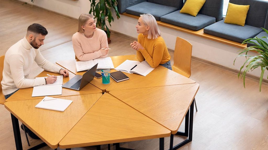 Diseños modernos de mesas para reuniones colaborativas