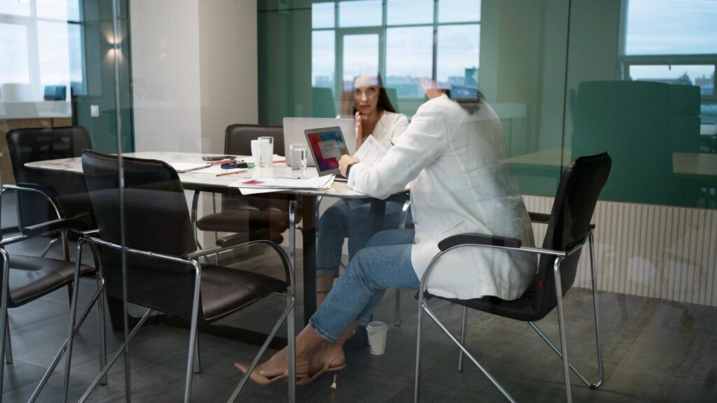 Mobiliario ergonómico para la oficina: bienestar, salud y eficiencia laboral