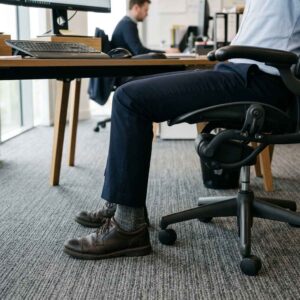 Postura correcta al trabajar: consejos para cuidar tu salud con una silla ergonómica
